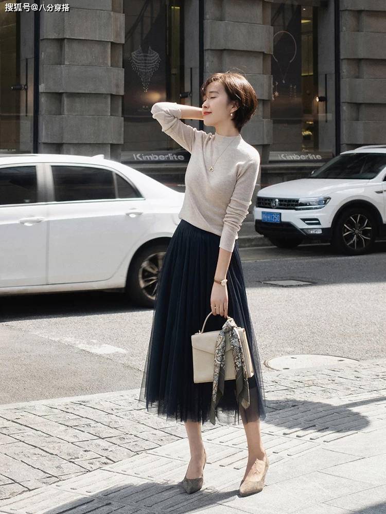 美眉 秋冬想保持女人味，别总穿牛仔裤，试试“毛衣+半身裙”温柔优雅