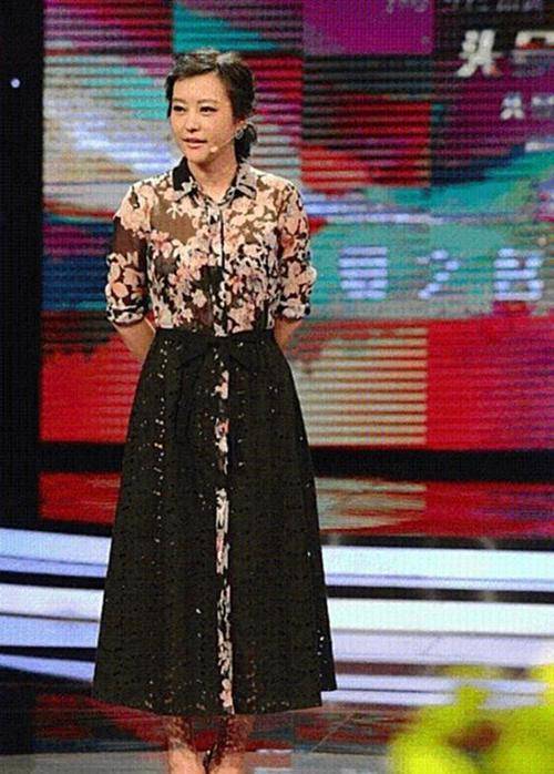 黑色 郝蕾这回造型太成功,穿西装配过膝长靴,泡面头洋气又减龄