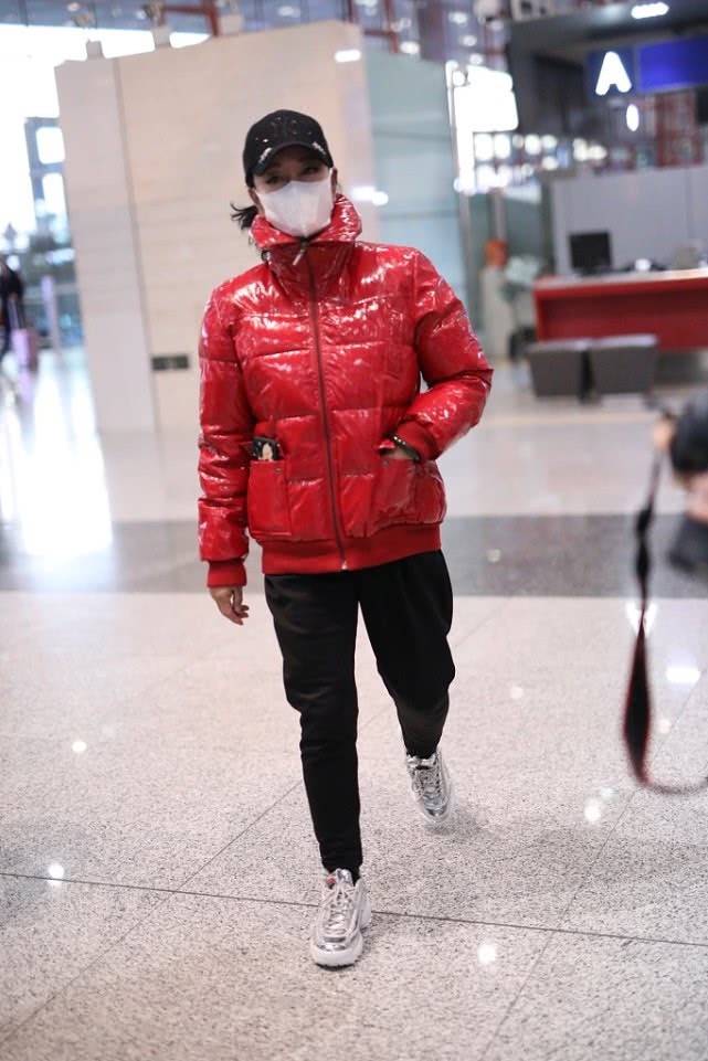 羽绒服不打光修图的刘晓庆，皮肤粗糙暗黄满脸皱纹，这才是72岁真实样！