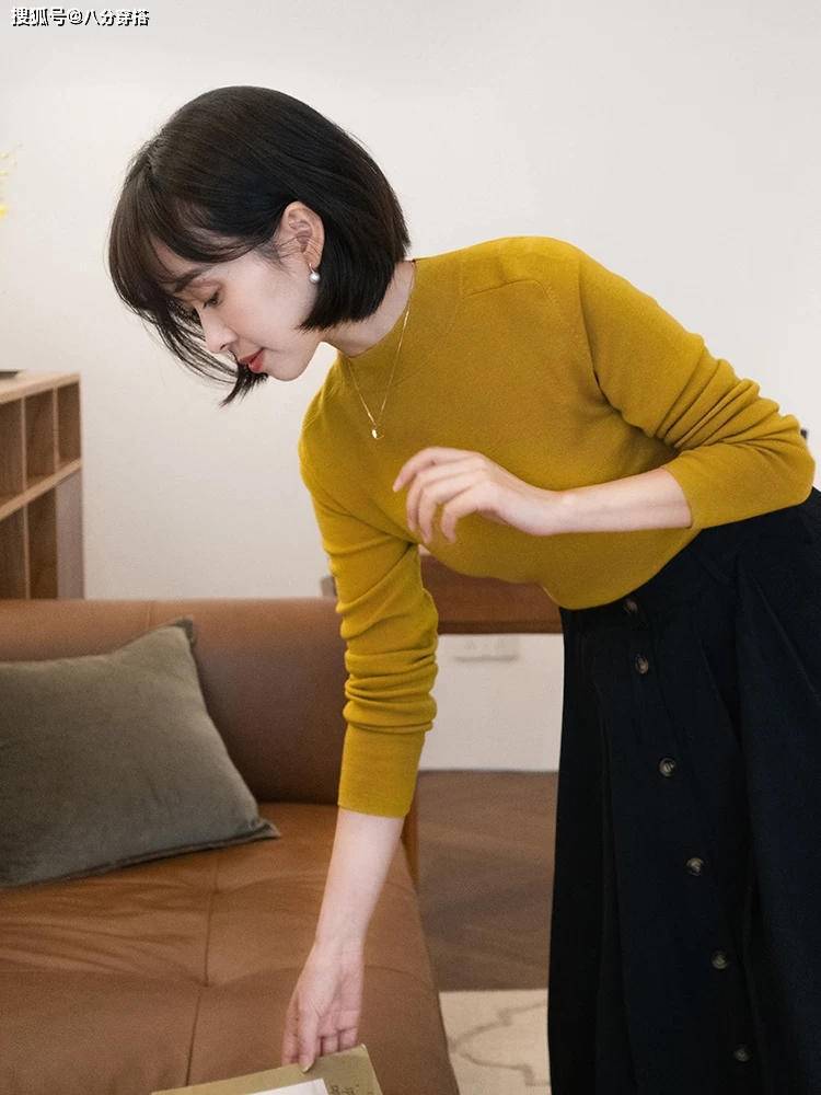 美眉 秋冬想保持女人味，别总穿牛仔裤，试试“毛衣+半身裙”温柔优雅