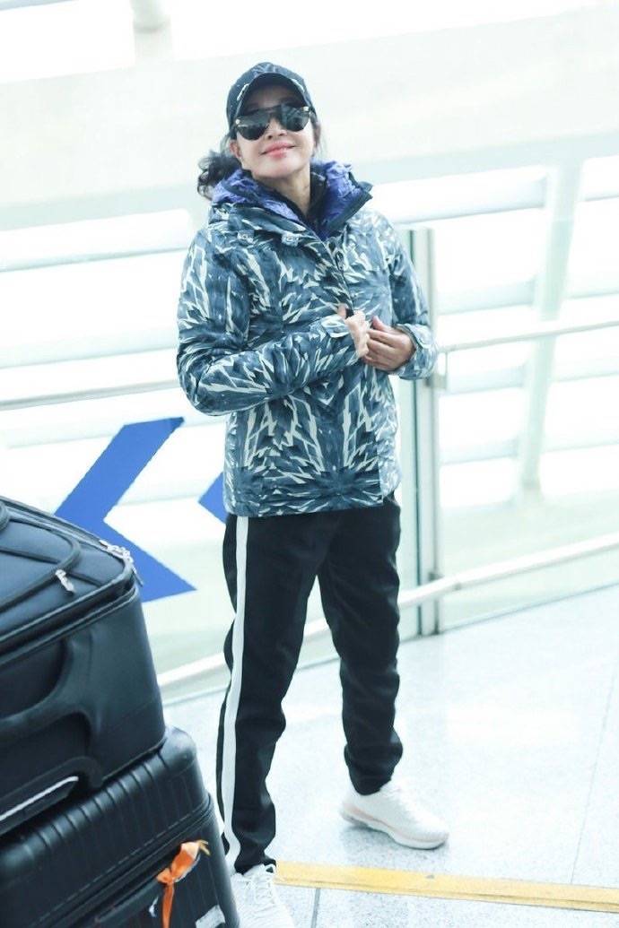 羽绒服不打光修图的刘晓庆，皮肤粗糙暗黄满脸皱纹，这才是72岁真实样！