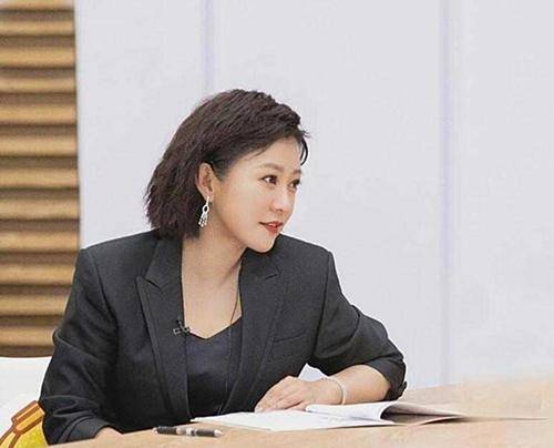 黑色 郝蕾这回造型太成功,穿西装配过膝长靴,泡面头洋气又减龄