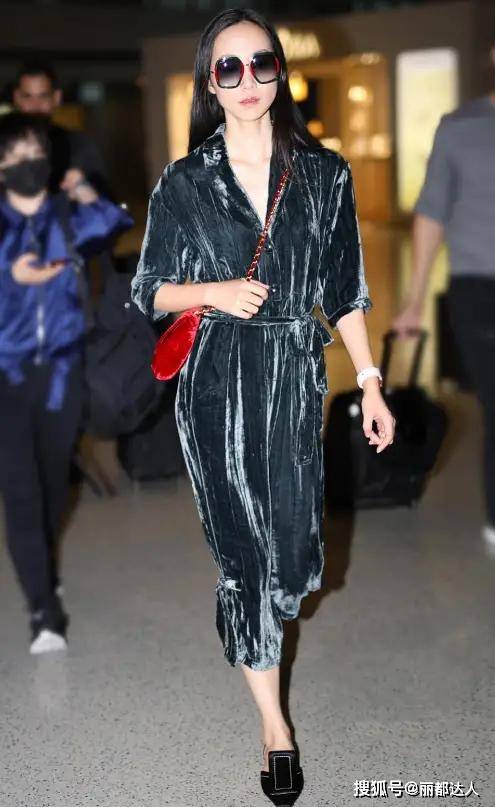 国际 章子怡这回太拼了，穿镂空蕾丝连体裤配驴蹄鞋，满满的国际范