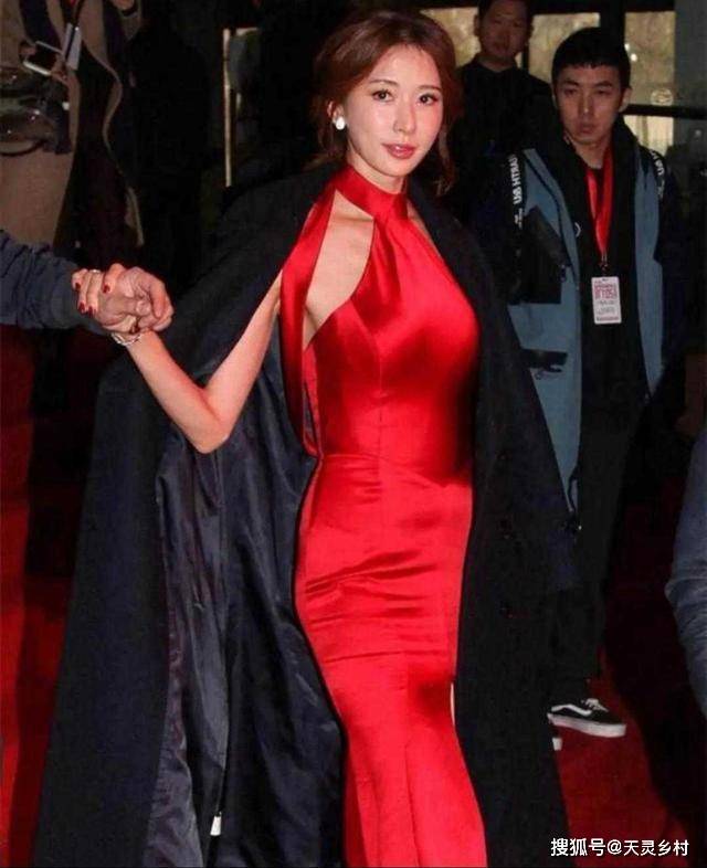 身材 林志玲真懂自己身材优点,穿挂脖连衣裙凹凸有致,原装身材美翻了