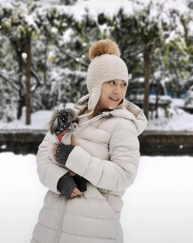 身材 58岁李玲玉素颜玩雪，穿羽绒服也不显胖，配毛线帽减龄还显脸小