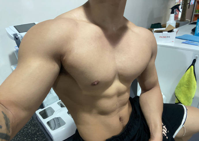 是健體運動員也是肌肉私教，健身6年，不充血臂圍也保持在40cm！ 健身減肥達人 第1张