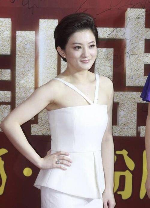 一身 40岁金铭更迷人，一身白色穿搭参加活动，气质碾压58岁李玲玉