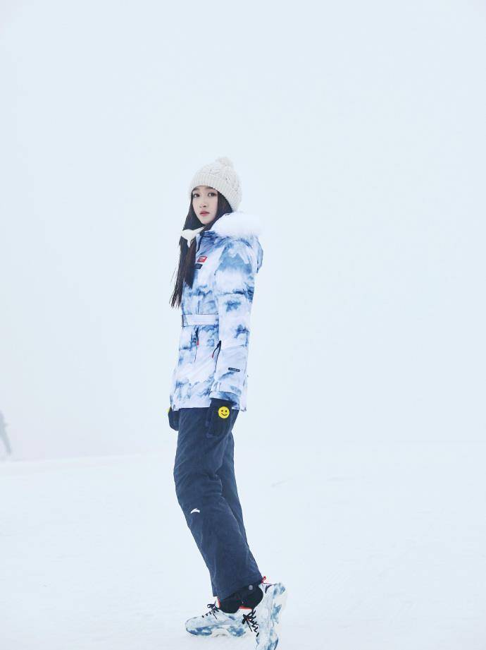 米色 刚下雪关晓彤羽绒服就穿上了！蓝白晕染配毛线帽，胖乎乎的好可爱