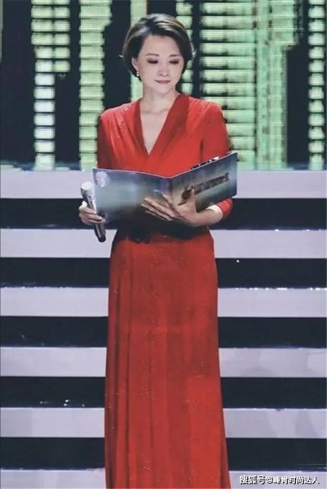 整体 怎样穿出优雅知性气质?跟着董卿学穿搭,气质女人少不了这些精致搭配