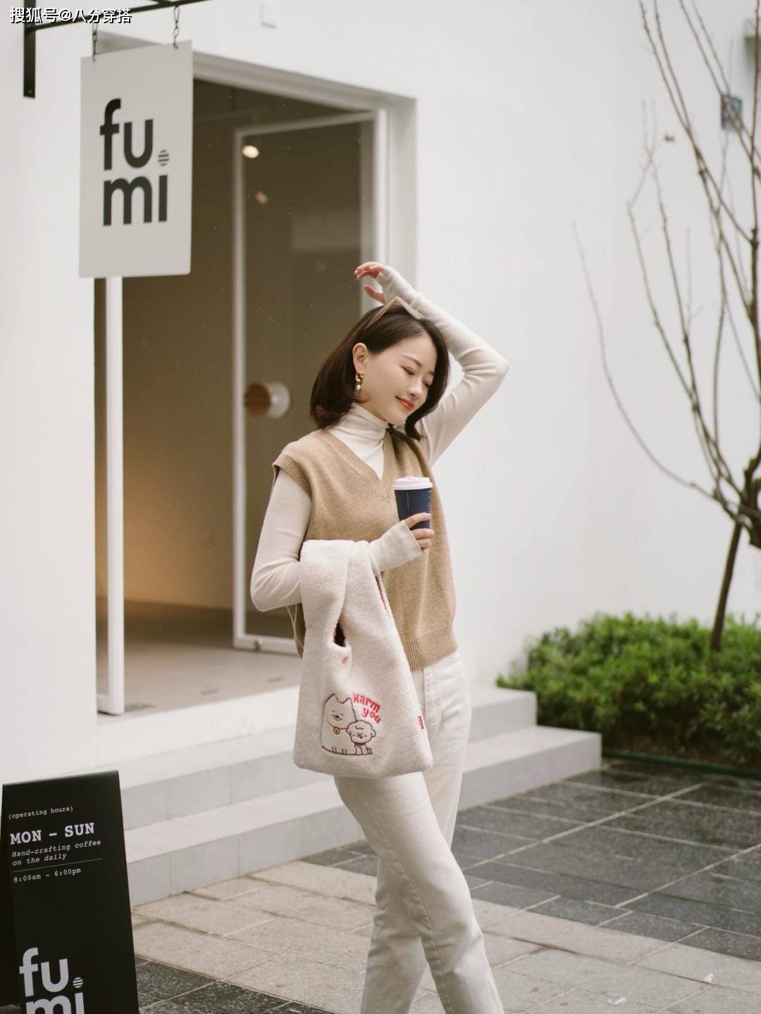 黑色 冬天“背心叠穿”时髦又保暖,记住这几个技巧,轻松美出高级感