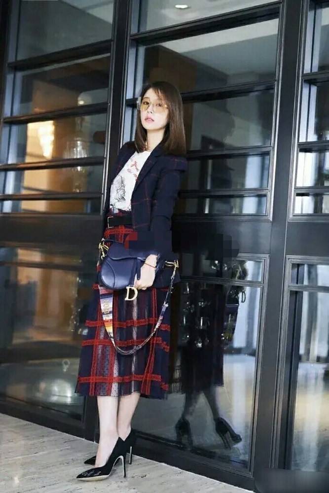 霍建华 林心如夫妇出门，T恤“塞裤腰”证明自己没怀孕，霍建华瘦了一圈！