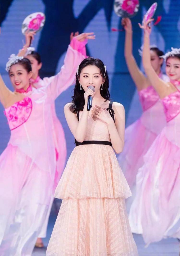 一身 元宵晚会女星齐斗艳，秦岚娜扎风情各异，李沁显老，唐嫣回眸惊艳