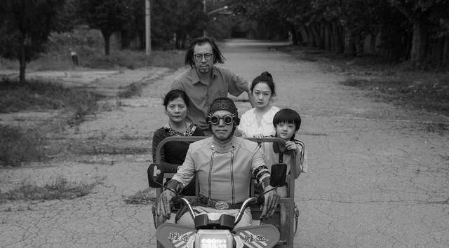 电影|《导演请指教》：吵架比影片好看，导演比演员卑微，就着弹幕更香