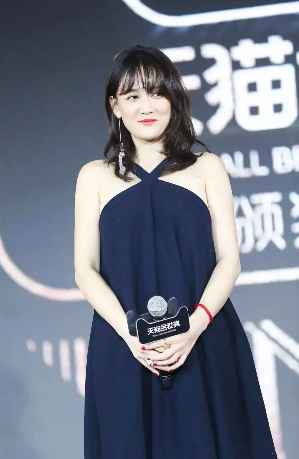 设计 陈乔恩胖了后变化大，一袭挂脖裙穿出臃肿感，完全不像偶像剧女王