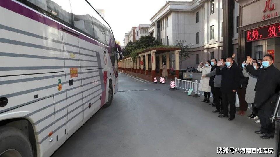 出发郑大三附院医疗队驰援二七区马寨镇开展核酸采样