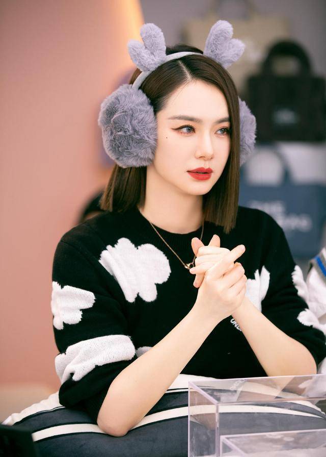 身材 黑色毛衣对身材的包容性会比较强，毕竟黑色太实用，会起到很显瘦的作用