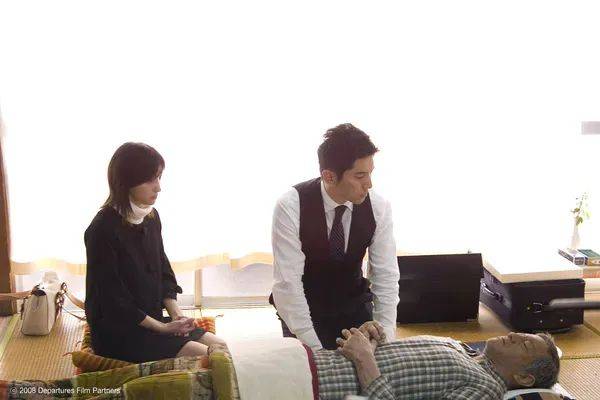 生命|《入殓师》：电影有多轻，生命就有多重