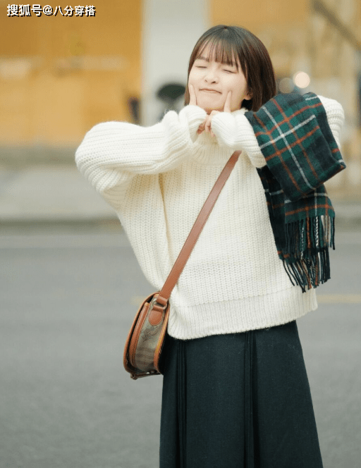 围巾 小个子秋冬穿半身裙要注意两点，上衣和靴子选对了，轻松显高显瘦