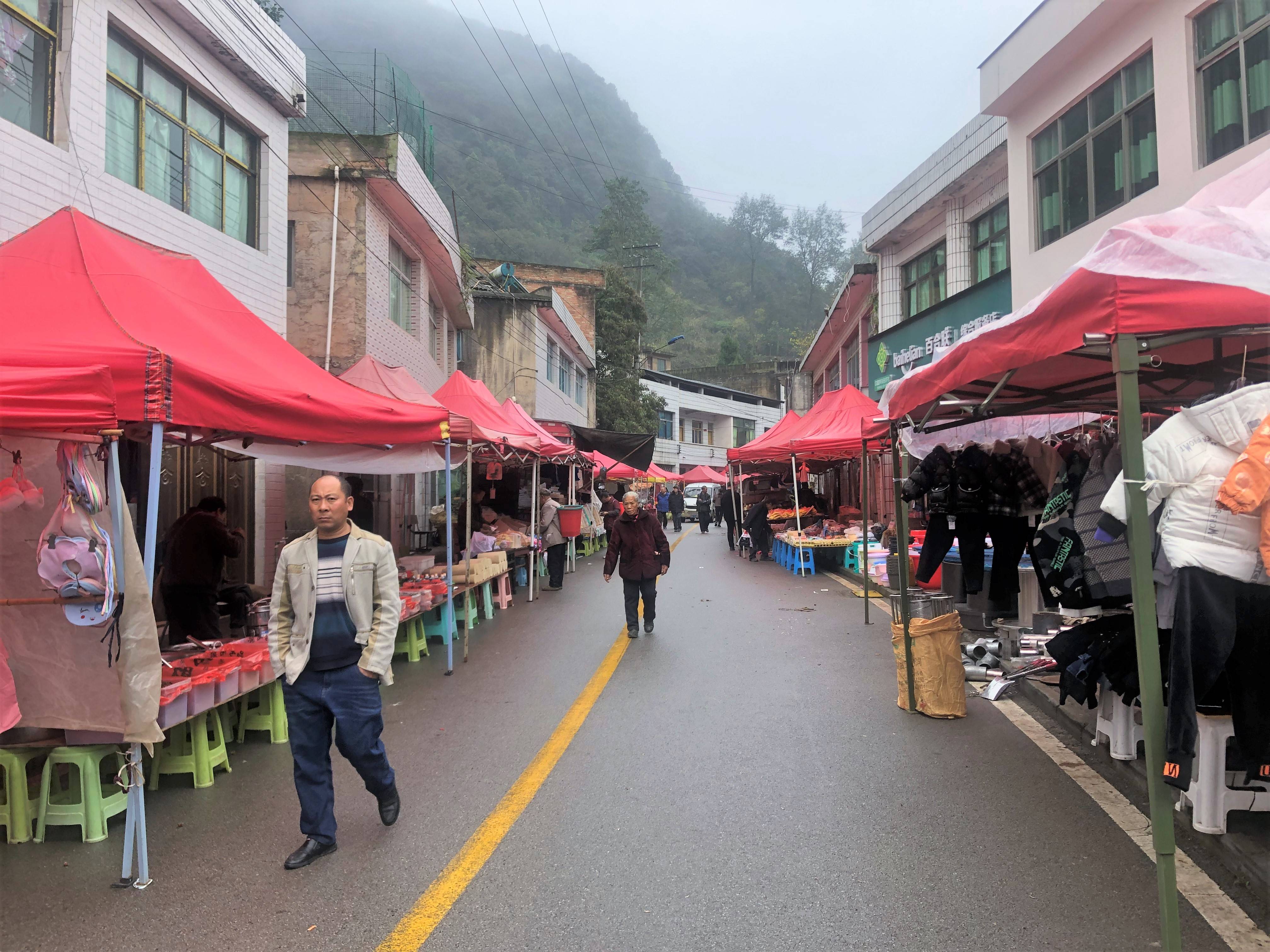 清理马路市场持续有效开阳县高寨乡清清爽爽赶集平平安安回家