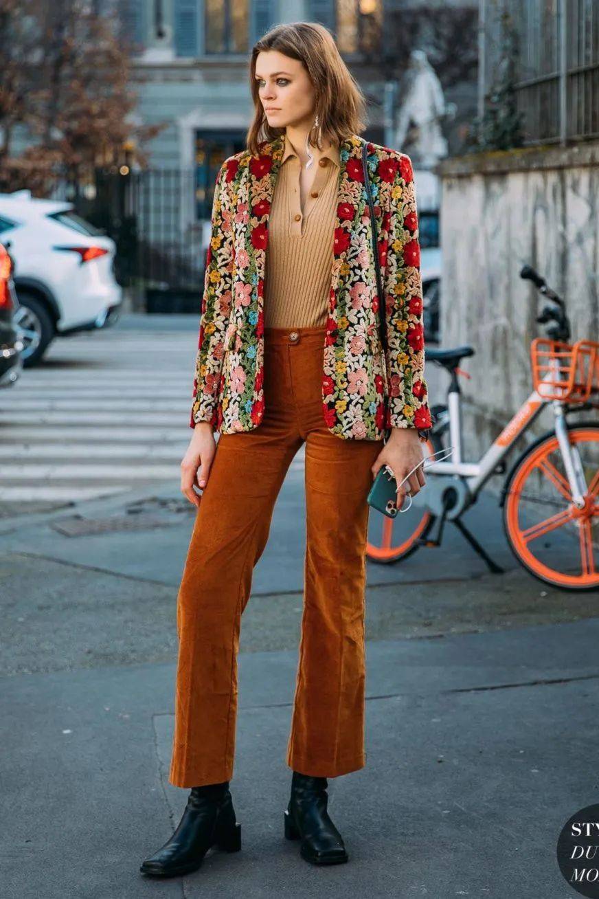 灯芯绒 别再穿高跟鞋了,奶奶裤+短靴才是今年秋冬最流行!