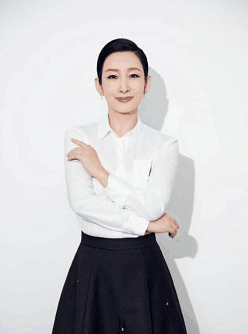 马尾 秦海璐太会穿，经典黑白配穿出高级感，扎低马尾气质更出众