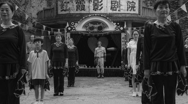 电影|《导演请指教》：吵架比影片好看，导演比演员卑微，就着弹幕更香