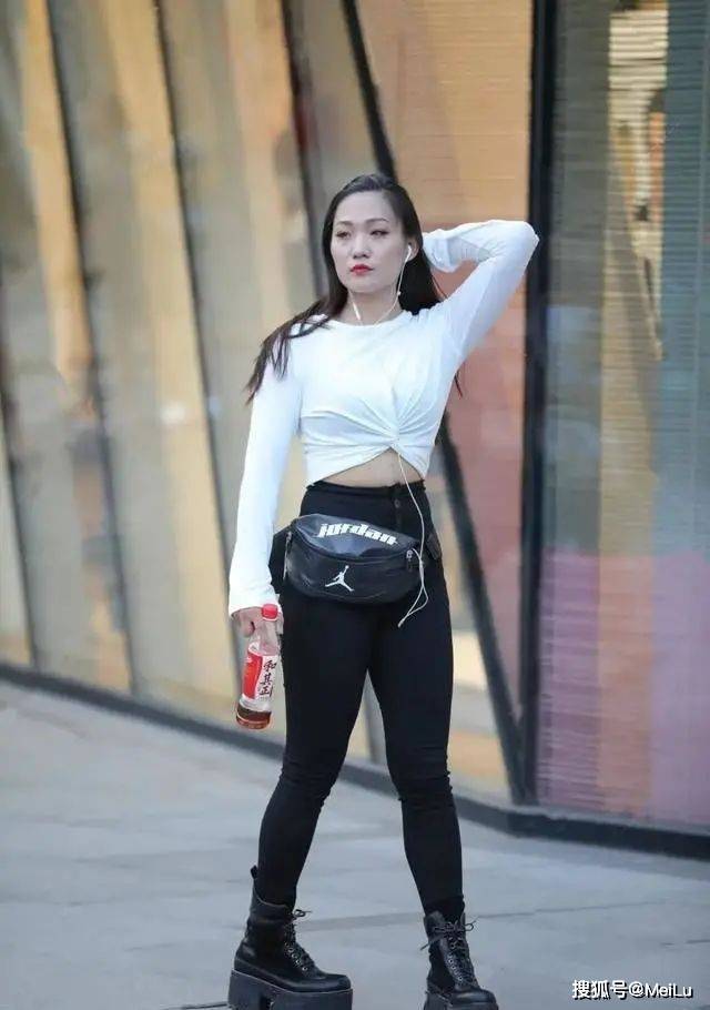 黑色 打底裤的时尚穿搭显魅力,都能凸显时尚潮流,显瘦又高级