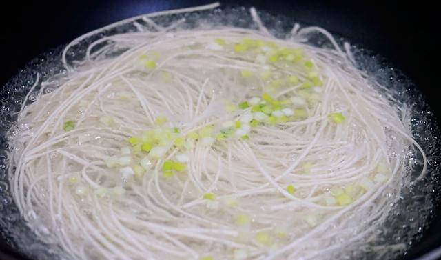 葱花|周末清晨我十分钟做好这碗面，有肉有蛋汤更鲜，家人连夸再来一碗