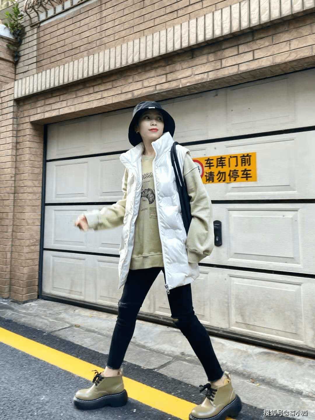 整体 T恤不再流行，初冬流行叠穿“卫衣”，搭配大衣、打底裤都很时髦