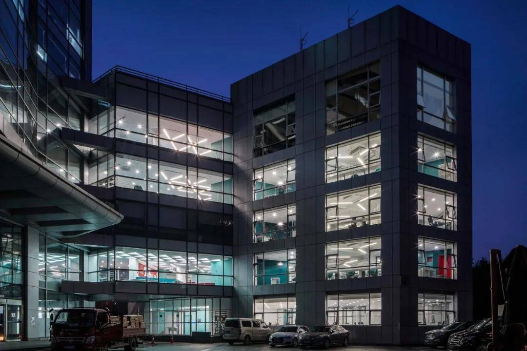 总说国内办公室太low？国内知名大厂第一个不服！