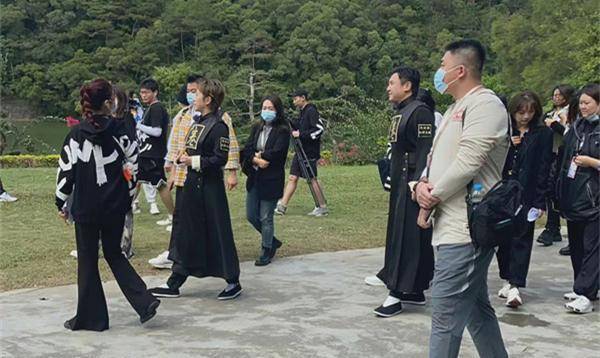 亮点|“开心麻花”团综来了！沈腾马丽罕见同框，杨超越手机壳成亮点