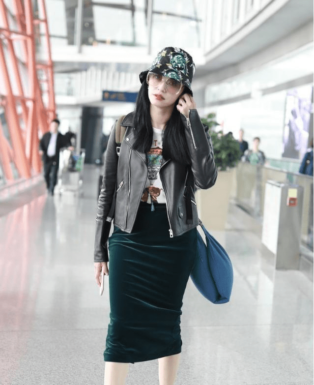 颜色 姚晨的“飞机肩”浑然天成，气质一下就出来了，一般人都没这效果