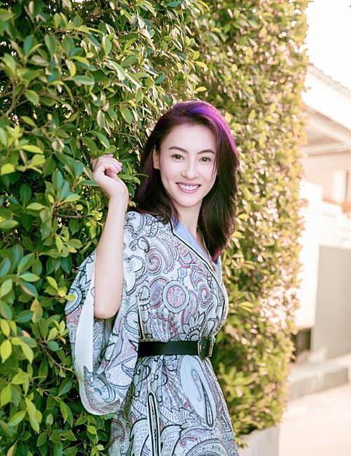 身材 张柏芝穿衣好招摇，大妈年纪还穿露胃裙博眼球，意外美得撩人