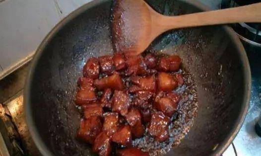 红烧肉怎么做才不发苦 4b6c772b4c3046fe92b9b77f56ff8634.jpeg