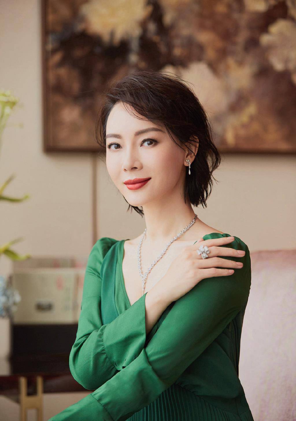 发型最适合三四十岁的女性短发，搭配一套显白的衣服单品，穿出高级感