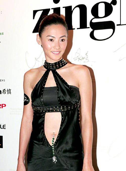 身材 张柏芝穿衣好招摇，大妈年纪还穿露胃裙博眼球，意外美得撩人