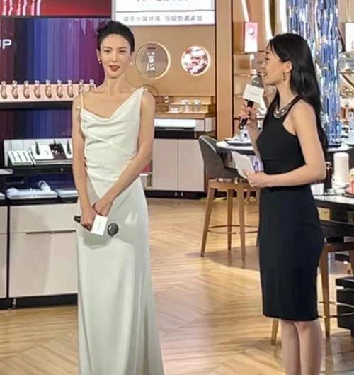 活动金晨活动生图曝光 身材纤细修身白裙穿出松垮感