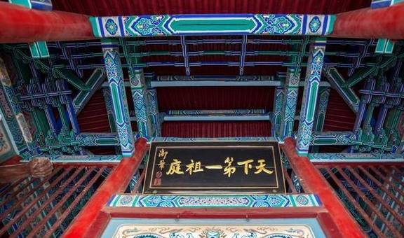 河南最著名寺庙，因《少林寺》闻名，被誉为“天下第一名刹”！