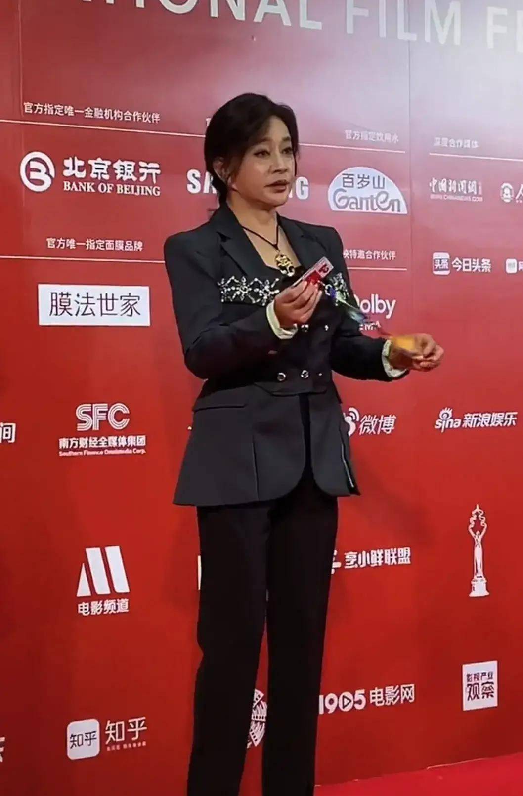 身材 刘晓庆脸紧绷不自然，手上皮肤干枯焉黄，这才是真实的72岁状态！