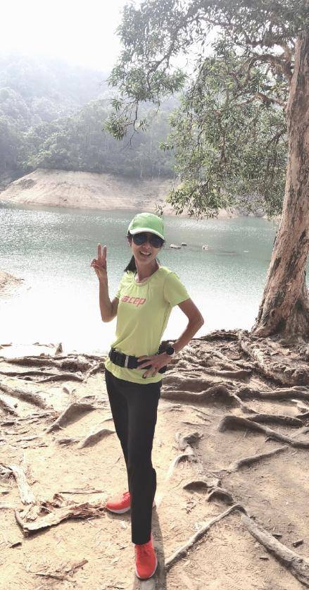 黑色 米雪真是越老越有气质感！绿色T恤搭配运动裤清爽简约，明媚大气