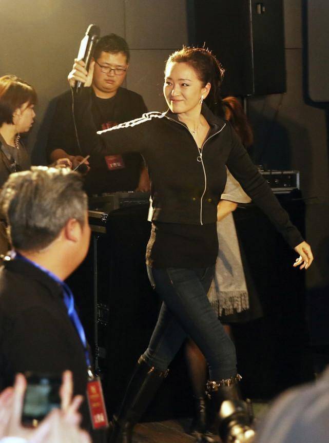 校服 巩俐真是穿啥都好看，一身校服露出小肚子，感觉仍然很高级