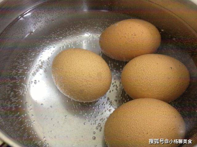 因为|煮鸡蛋时只需加点此,鸡蛋不开裂还自动脱壳,味道更好吃更鲜美