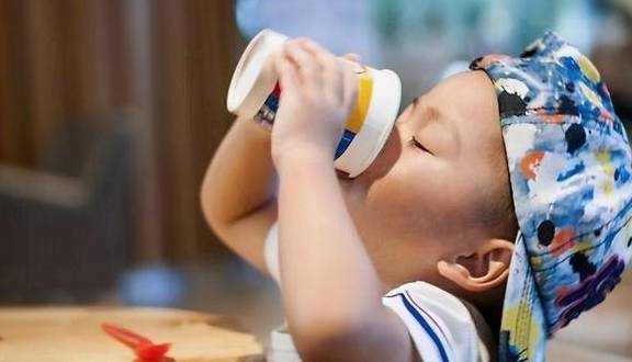 家长|3种“假牛奶”,很多家长都买给孩子喝,难怪积食不长个