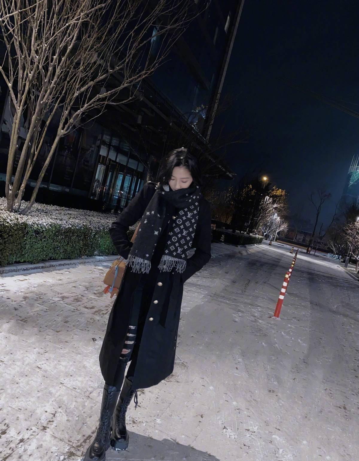 雪场 关晓彤亮相冬奥雪场，蓝白扎染羽绒服搭配毛线帽，清爽时髦又保暖