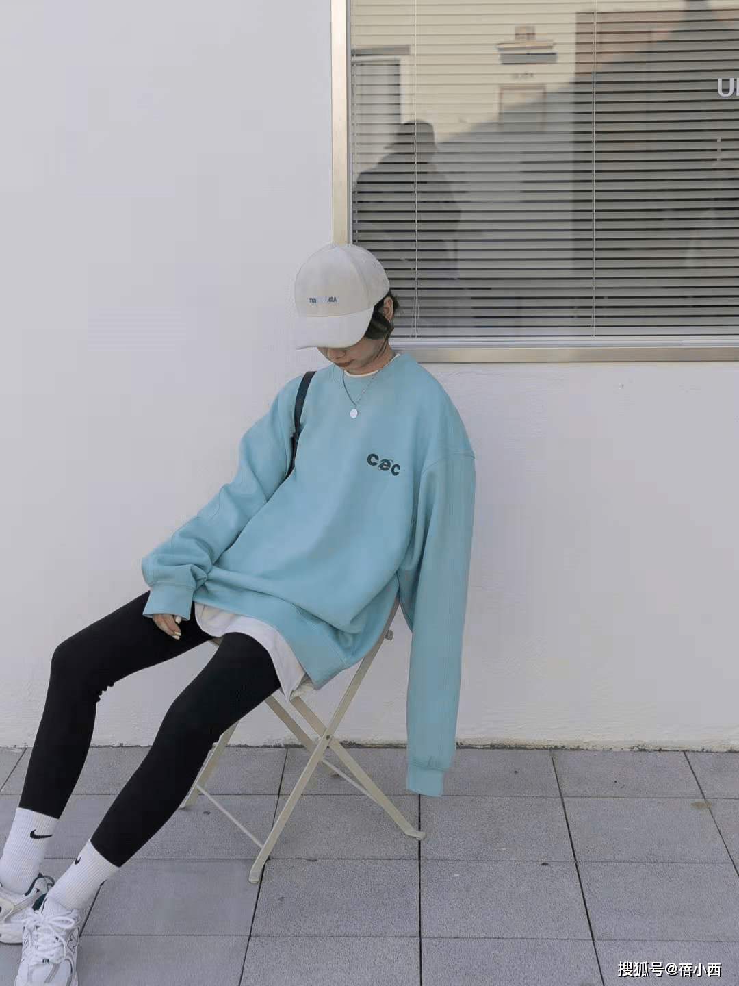 整体 T恤不再流行，初冬流行叠穿“卫衣”，搭配大衣、打底裤都很时髦