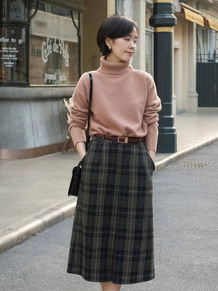 美眉 女人年过40更要注重保暖，来试试这些高领衫搭配，保暖时髦显气质