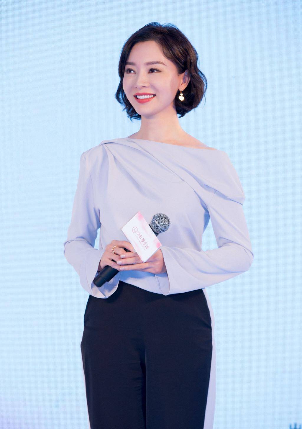发型最适合三四十岁的女性短发，搭配一套显白的衣服单品，穿出高级感
