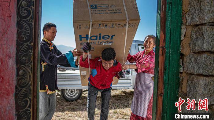 西藏"珠峰"脚下的小县城网购实现"大件上门"服务