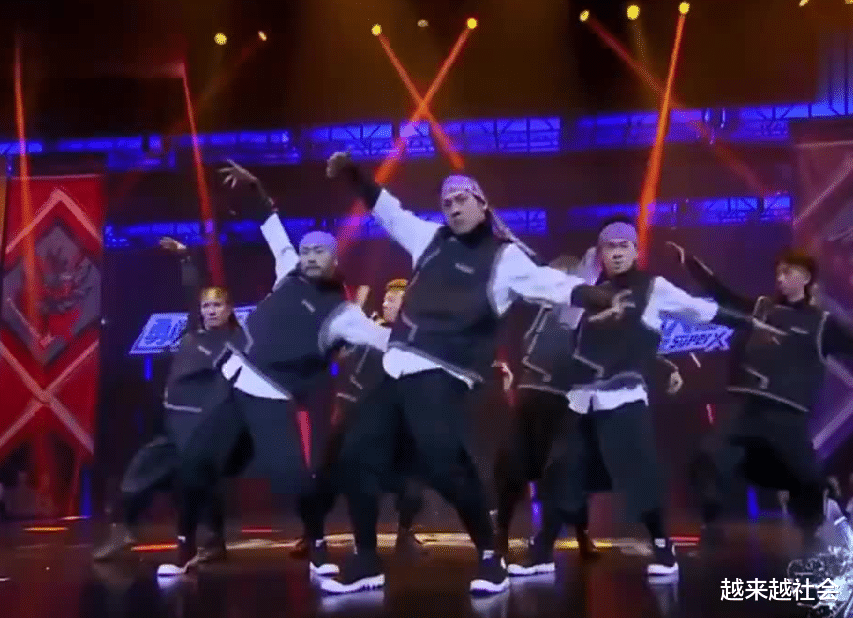 battle|街舞第三季,杨凯夺冠的时候,王队长高兴的直接蹦杨凯身上