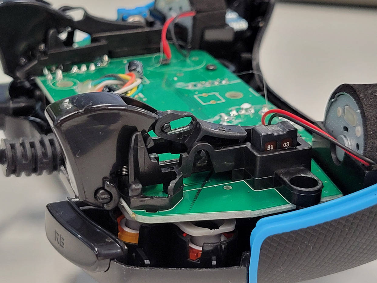 可以看到,霍尔扳机的内部用"空空如也"来形容就非常合适了.